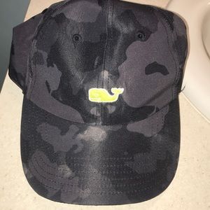 Black camoflauge vineyard vines hat